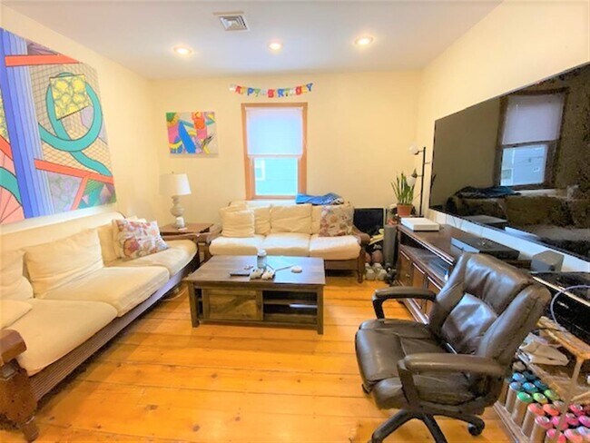 Building Photo - 337 Columbia St