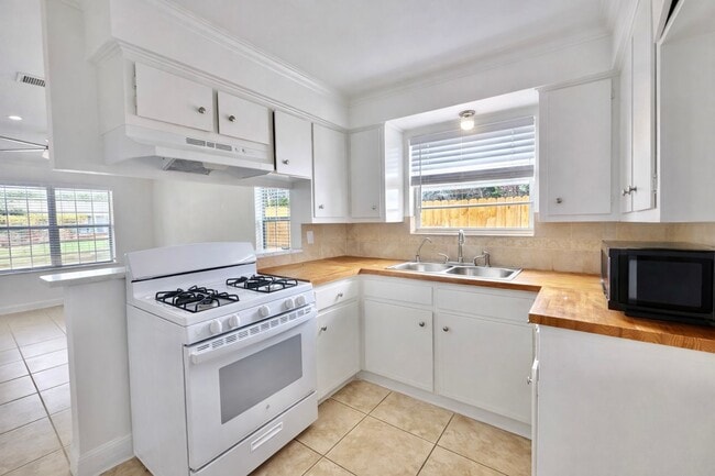 Foto del edificio - 3 BED 1.5 BATH NEW MANAGEMENT!!!