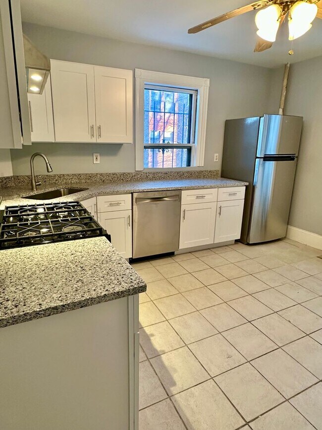 Building Photo - New Updates! Heat/ Hot water included. Pri...