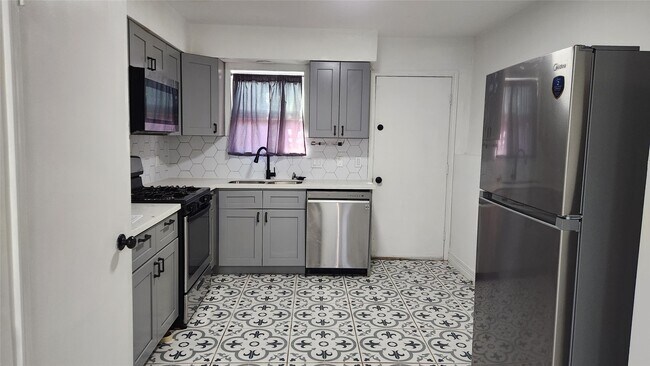 Foto del edificio - 1610 Crestdale Dr