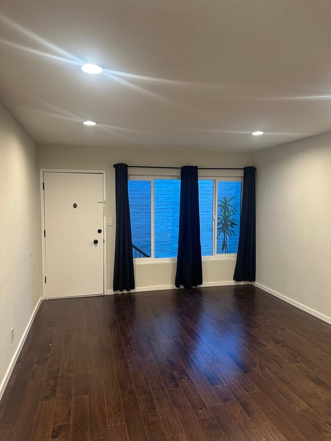 Building Photo - 8231 De Longpre Ave