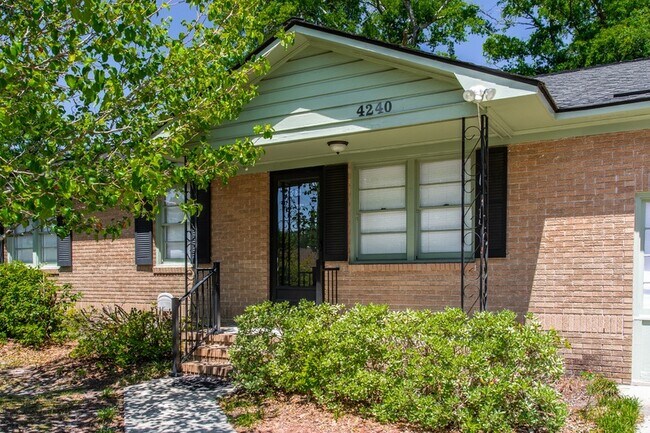 Building Photo - 4240 Paramount Dr