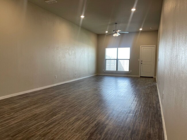 Foto del edificio - Pre-leasing 3 bed 2 bath Move In Ready! Co...