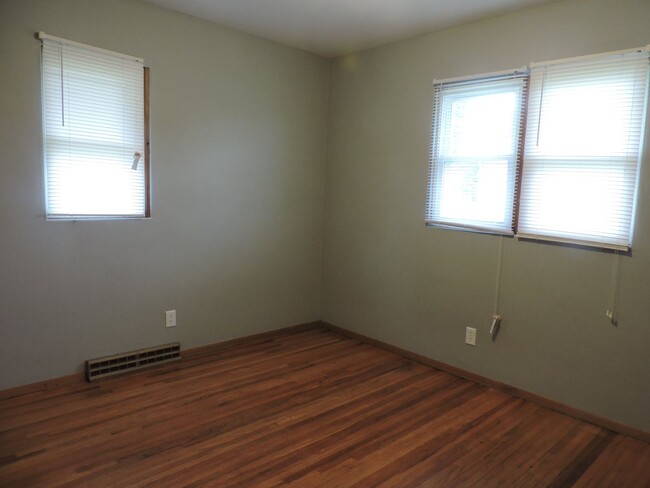 Building Photo - 3 bedroom, 1 1/2 bath house