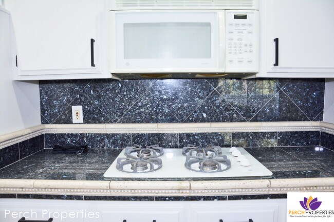 Foto del edificio - 3284 Barham Blvd