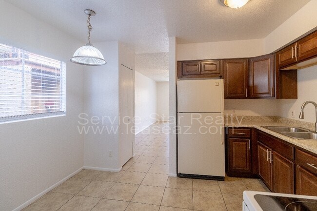 Building Photo - 2807 E Le Marche Ave