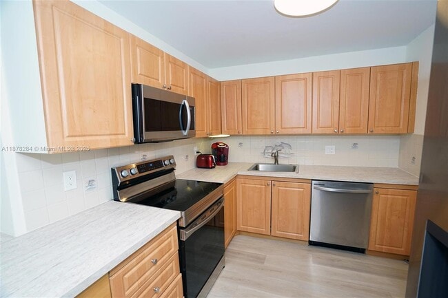 Building Photo - 2500 Parkview Dr