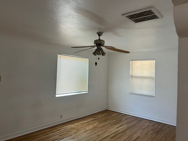 Sala de estar con ventilador de techo - 185 Vinson Way