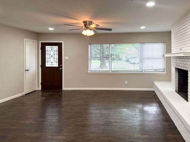 Foto del edificio - 4 Bedroom / 2 Bath / 1 Car Garage
