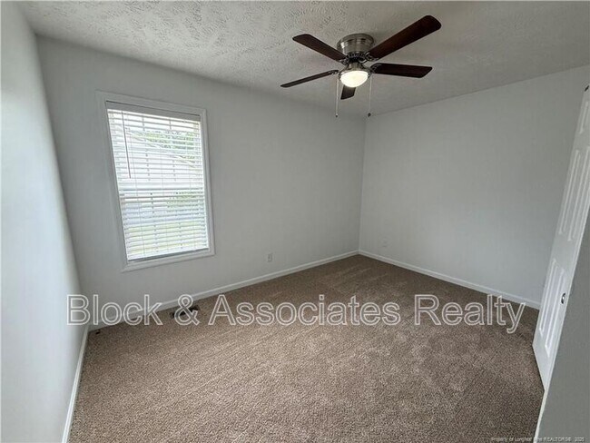 Foto del edificio - 5438 Biscoe St