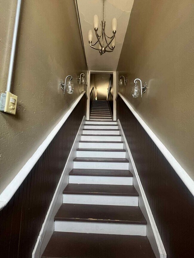 Building Photo - COMING SOON: Spacious Loft Living in the H...
