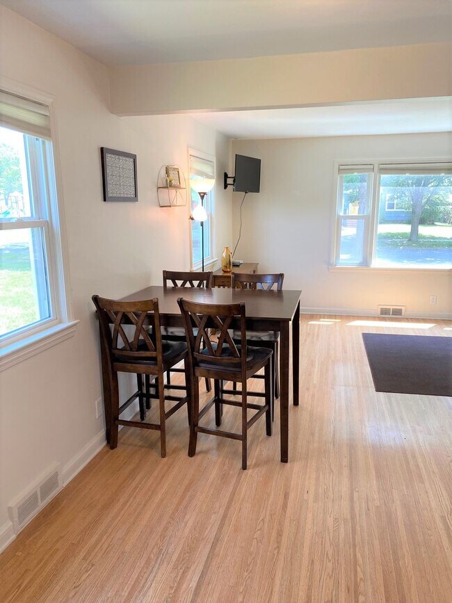 Building Photo - Fully Furnished 5 bedroom 1.5 Bathrooms St...