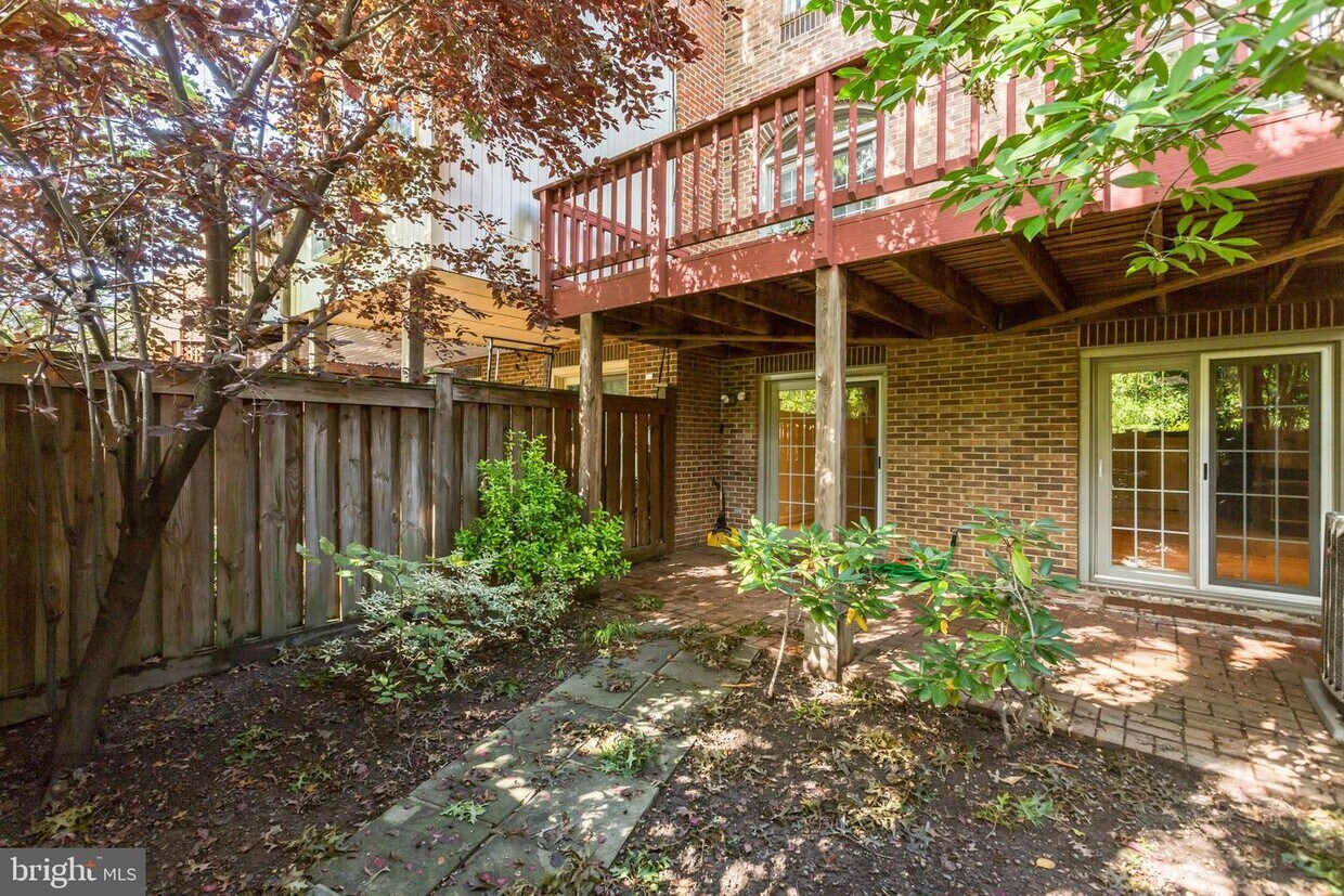 8023 Merry Oaks Ct, Vienna, VA 22182 Townhome Rentals in Vienna VA