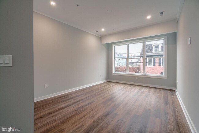 Building Photo - 1217 E Columbia Ave