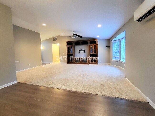 Foto del edificio - Single Level 3 BD | 2 BA w/ Backyard + Cov...