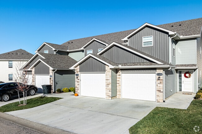 Building Photo - Oak Woods Townhomes