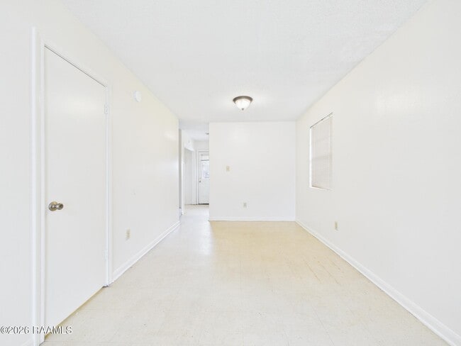 Building Photo - 104 Country Ln