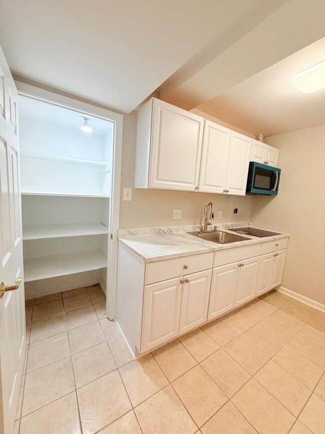 Foto del edificio - 4515 Forest Hill Dr