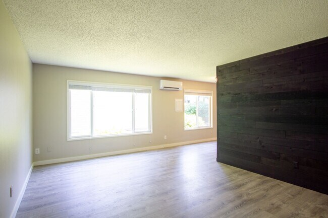 Building Photo - Close-in SE Spacious 3-Bed + A/C Ready Late July!