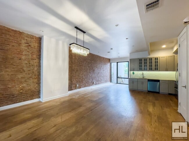 Building Photo - EASTERN PARKWAY / Spacious 4-Bed, 3-Bath D...
