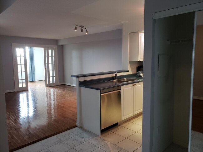 Photo du bâtiment - 123-1123 Omni Dr