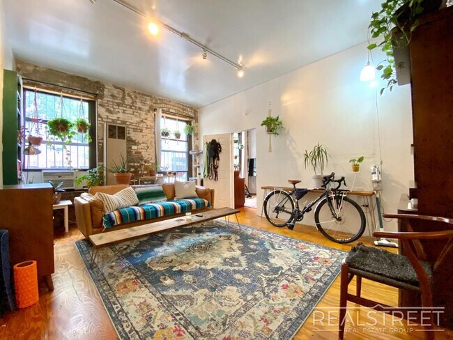 Building Photo - Spacious 2 Bed LOFT in Williamsburg!