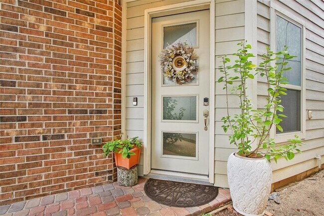 Building Photo - 1706 Oak Leaf Pass Dr