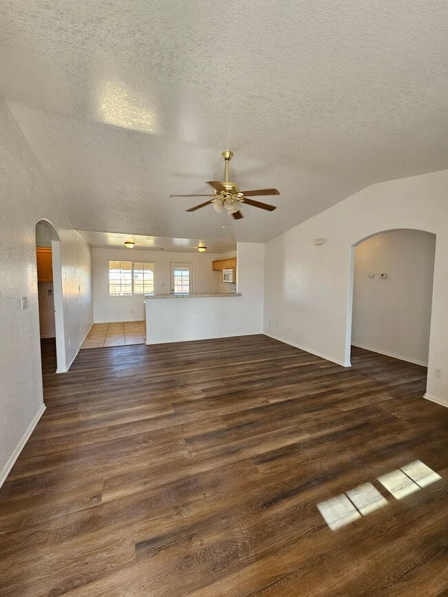 Foto del edificio - 3 bedroom / 2 bathroom house for RENT!