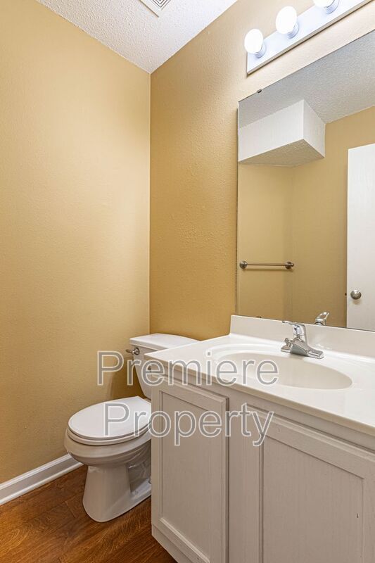 Foto del edificio - 8119 N Elmwood Ave