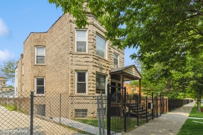 Foto del edificio - 620 N Kedzie Ave
