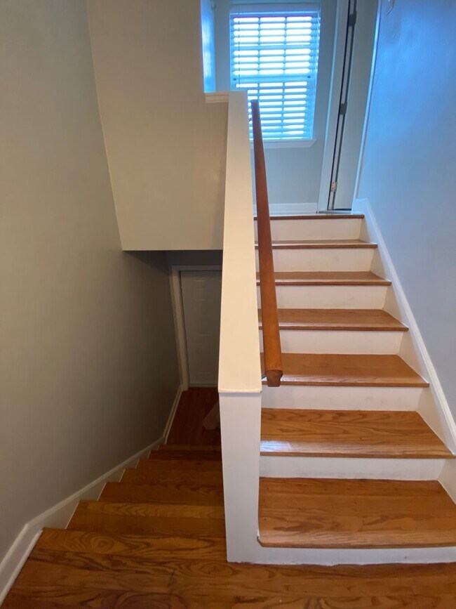 Building Photo - Riverside Gem for Rent – Just Steps from t...