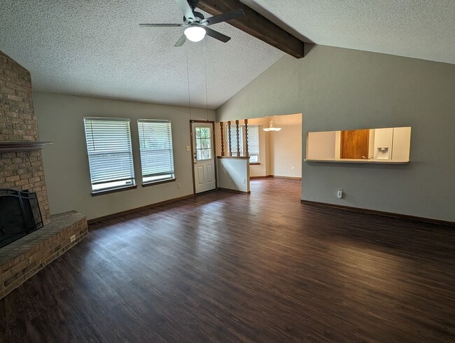 Building Photo - Western Oaks 3-2-2
