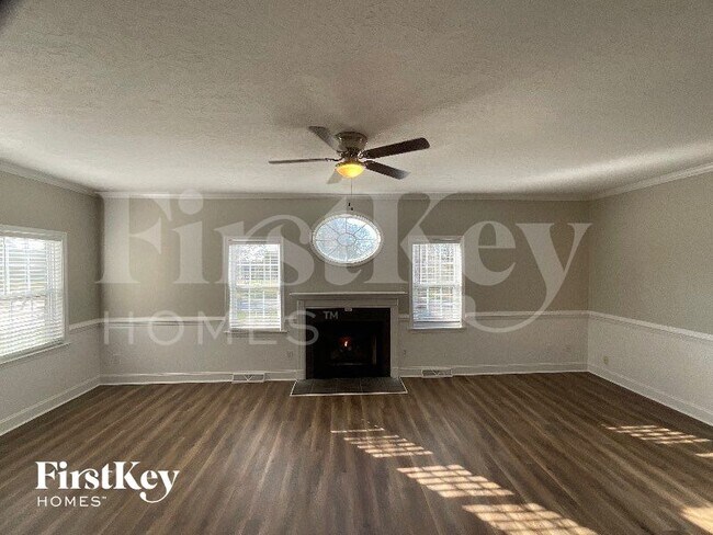 Foto del edificio - 113 Longwood Dr