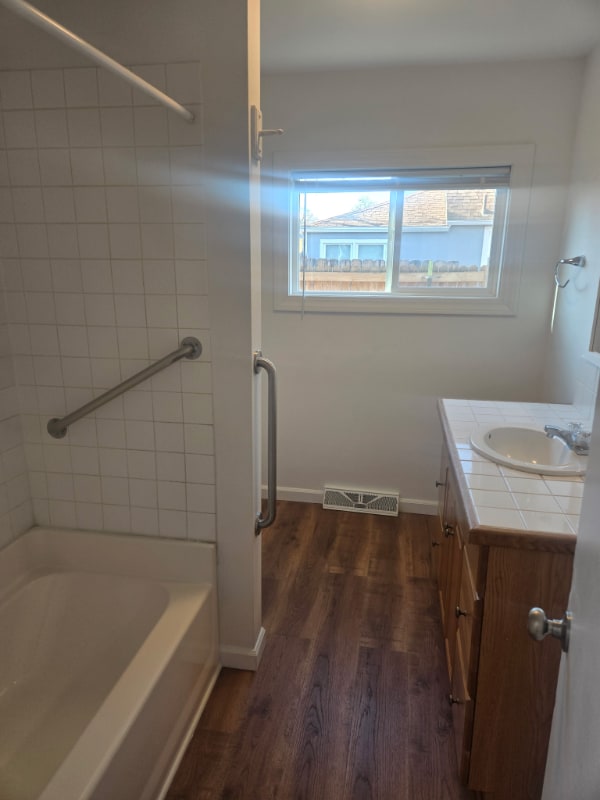 Building Photo - 1228 Broadwater Ave