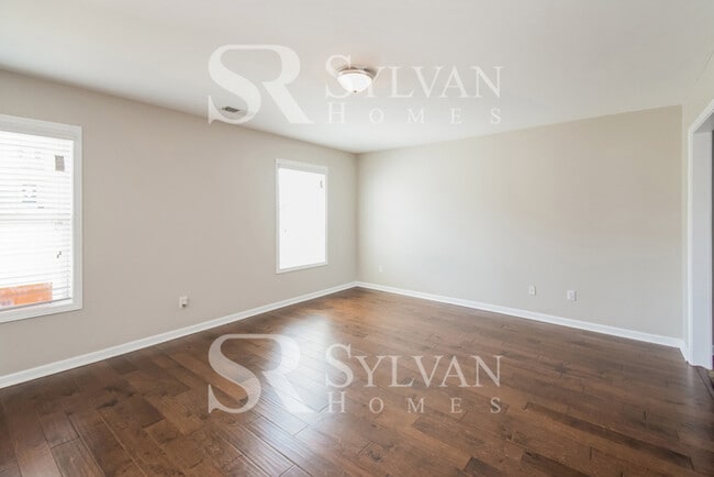 Building Photo - Gorgeous 4-bedroom, 2.5-bathroom house