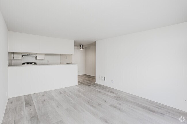 1 habitación, 1 baño - 725 pies cuadrados - Sala de estar - 3415 Linden Ave.