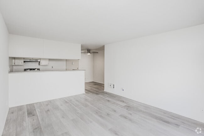 1BR, 1BA - 725SF - Living Room - 3415 Linden Ave.