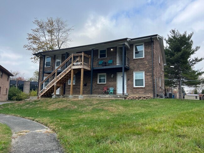 Building Photo - 301 Poage Ct