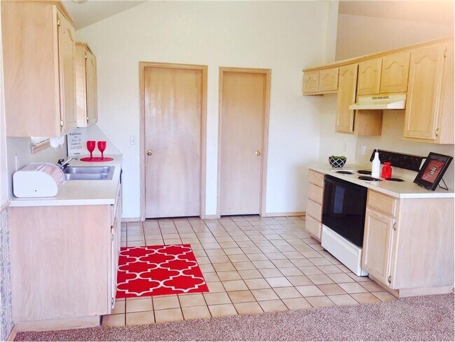 Building Photo - New flooring and paint!  Cute 3 bed, 2 bat...