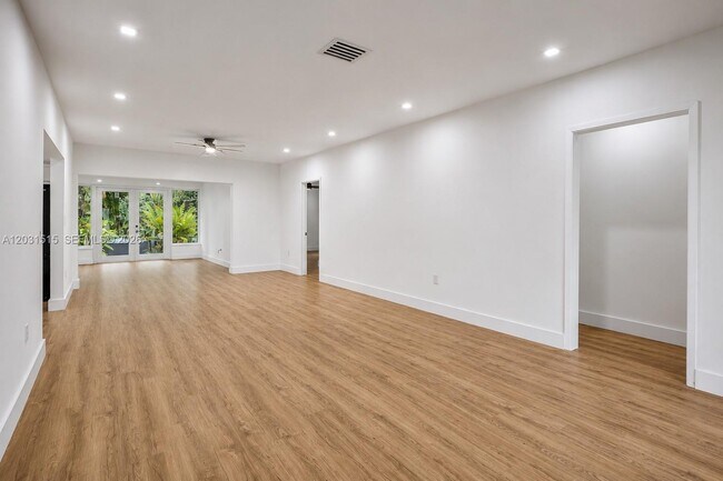 Foto del edificio - 8819 Dickens Ave