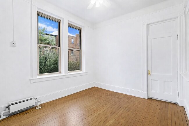 Foto del edificio - 331 W 19th St