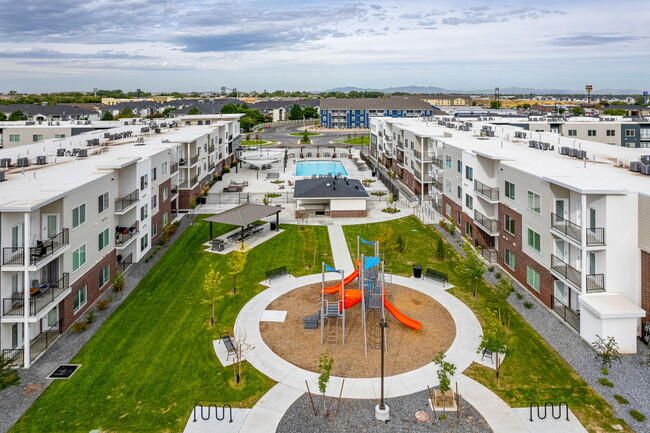 Foto del edificio - 11 West Apartments & Townhomes