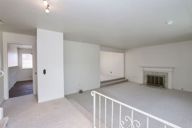 Foto del edificio - 4BR/3BA Tri-Level Home with Yard & 2-Car Garage | Foster City | YouTube Tour