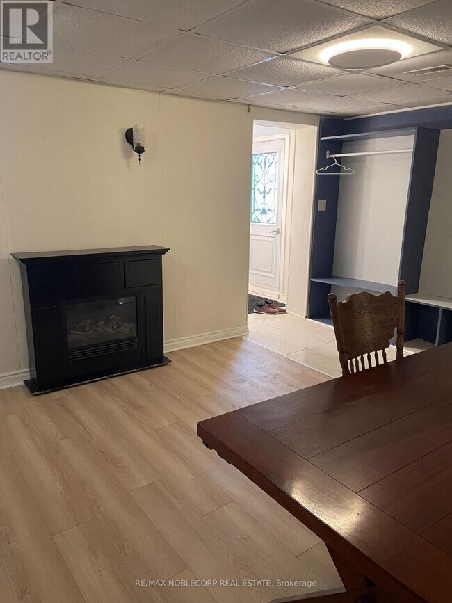 Photo du bâtiment - 166 Collings Ave