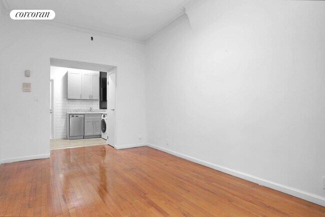 Building Photo - 350 E 89th St