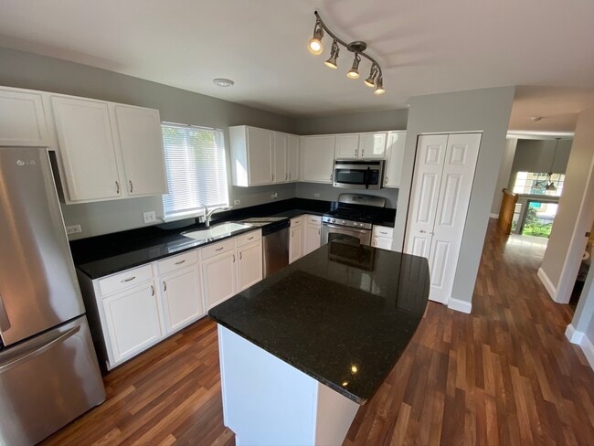 Building Photo - 2647 Woodmere Dr
