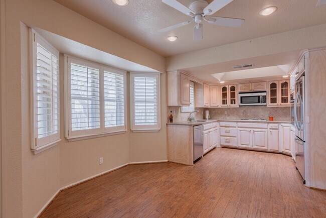 Foto del edificio - 8707 Holiday Dr