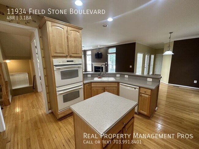 Foto del edificio - Qualify for a zero deposit? Over 4000SF