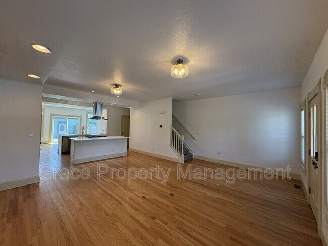 Building Photo - 352 Galapago St