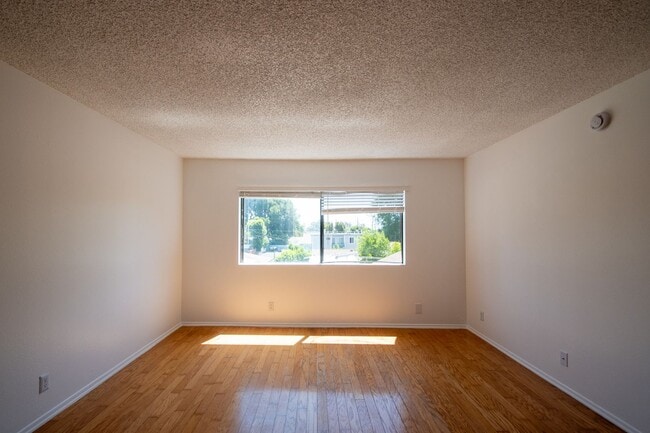 Building Photo - 12249 Oxnard St